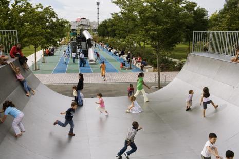 Enfants et skate parc